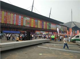 领先公司小麦拌种剂“围剿”在郑州种子会上大放异彩