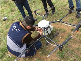 学员正在进行电池的安装 学员正在进行电池的安装