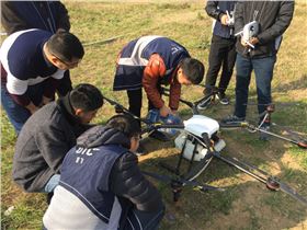 给MG-1加水,进行模拟喷洒练习 给MG-1加水,进行模拟喷洒练习