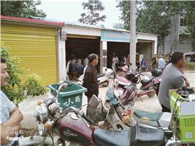 一早上店铺门口就填满小车