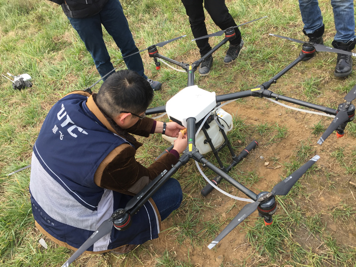 学员正在进行电池的安装 学员正在进行电池的安装