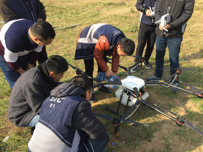 给MG-1加水,进行模拟喷洒练习 给MG-1加水,进行模拟喷洒练习