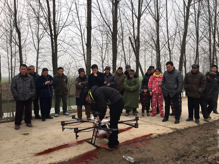 飞手吴天美在进行飞行前的准备工作 飞手吴天美在进行飞行前的准备工作