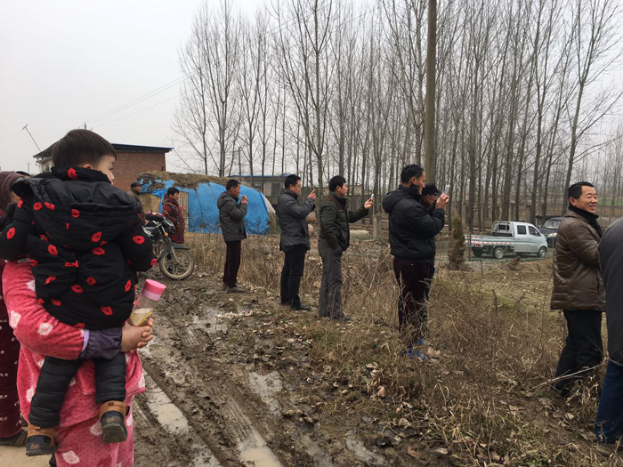 拿出手机,都在拍照或录像 拿出手机,都在拍照或录像