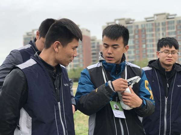 (从教到学我们都非常认真,认真教学的周教练是不是很帅)